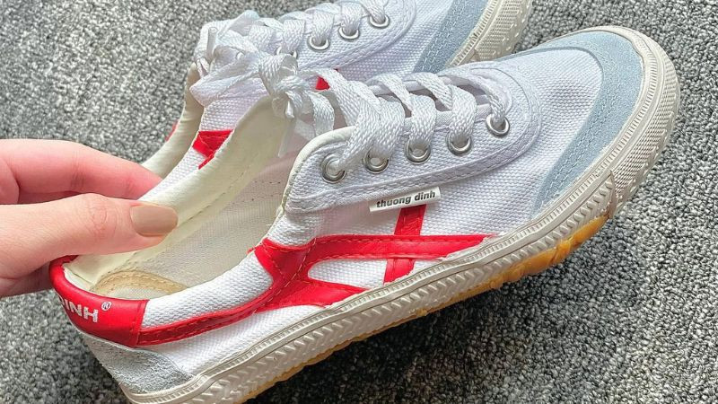 Giầy vải KK14-2 - Màu trắng sọc đỏ